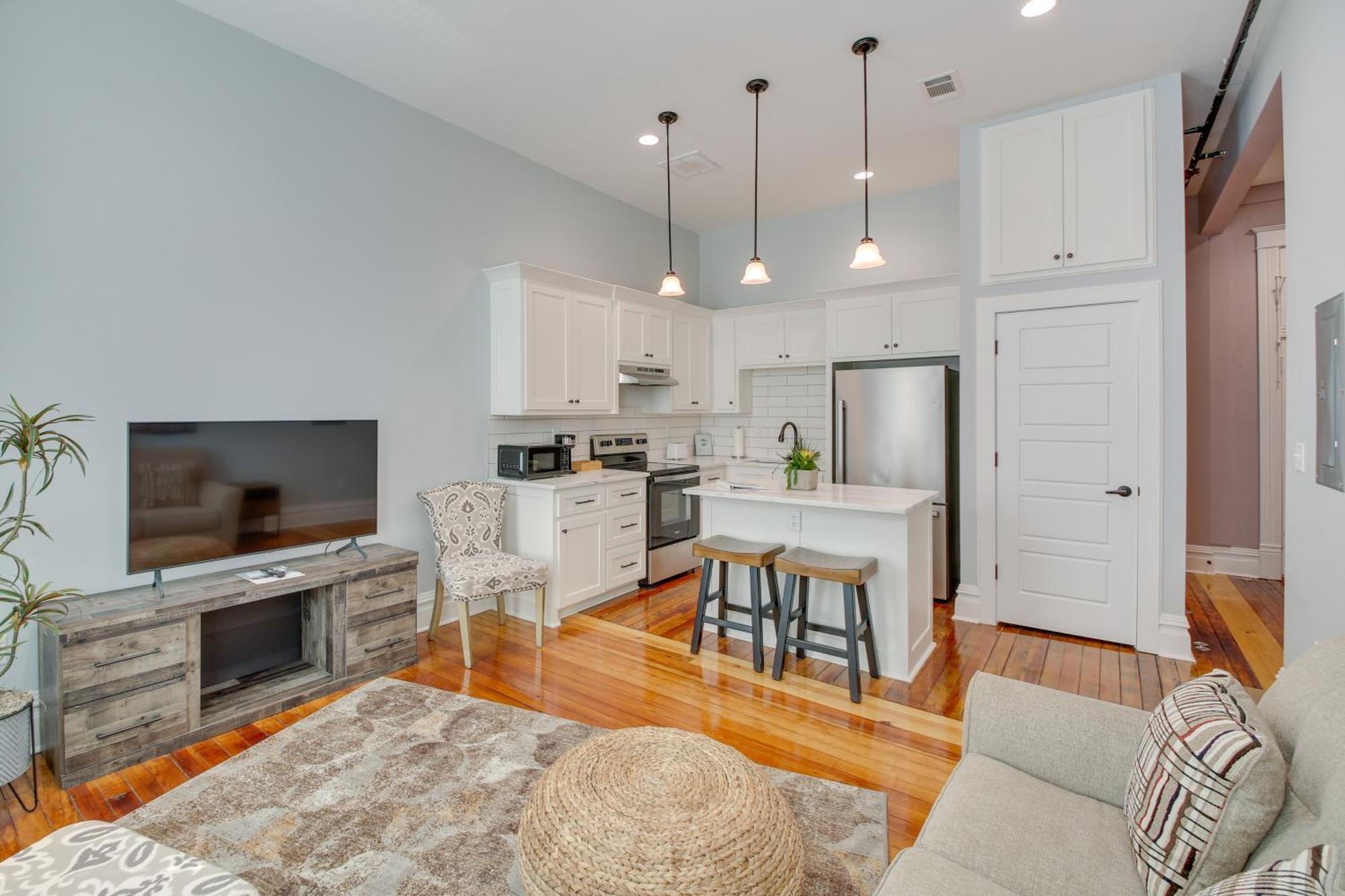 In Downtown Near Bathhouse Row! Apartment
