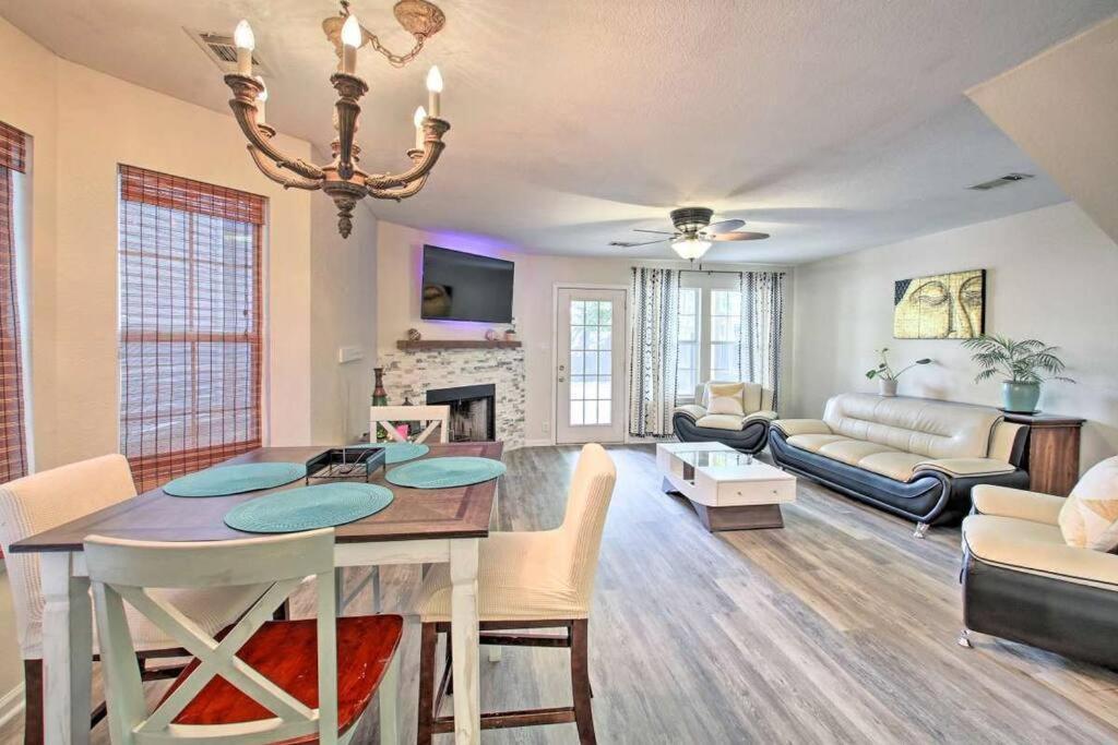 Lakepointe Town Close To Track And Lake Holiday home *