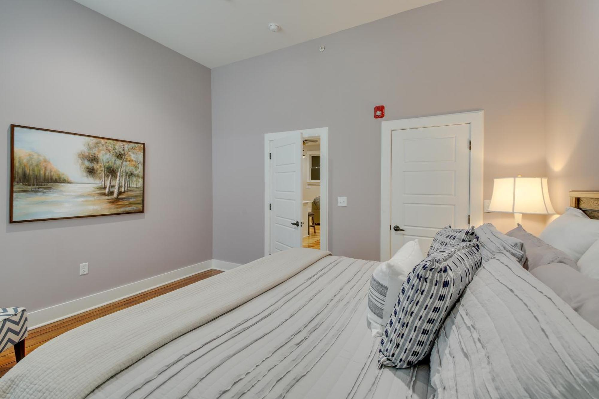Apartment Spacious Downtown Vacation Rental!