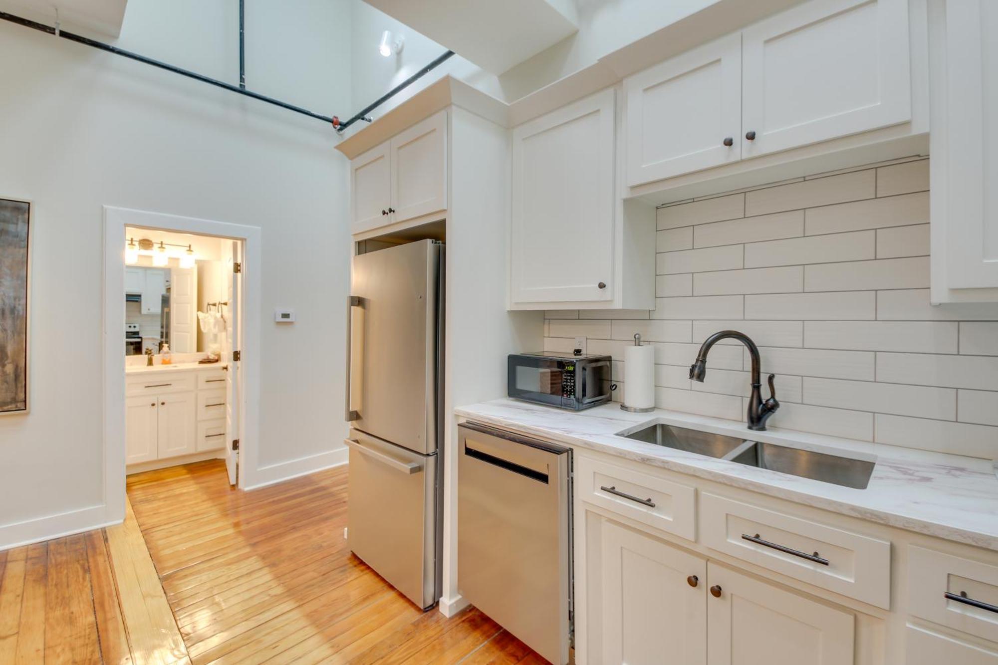 Apartment Spacious Downtown Vacation Rental! *