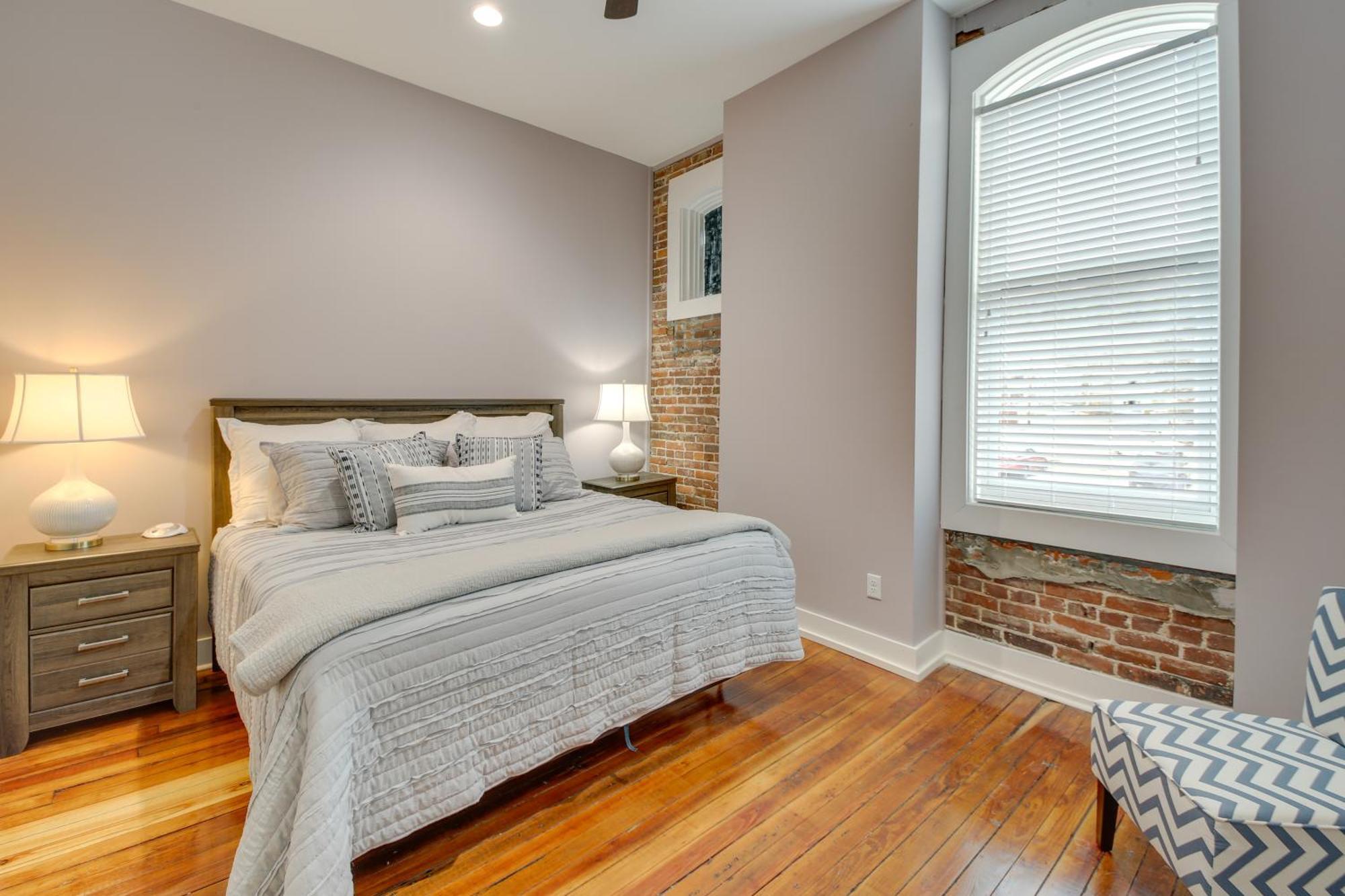 Apartment Spacious Downtown Vacation Rental!