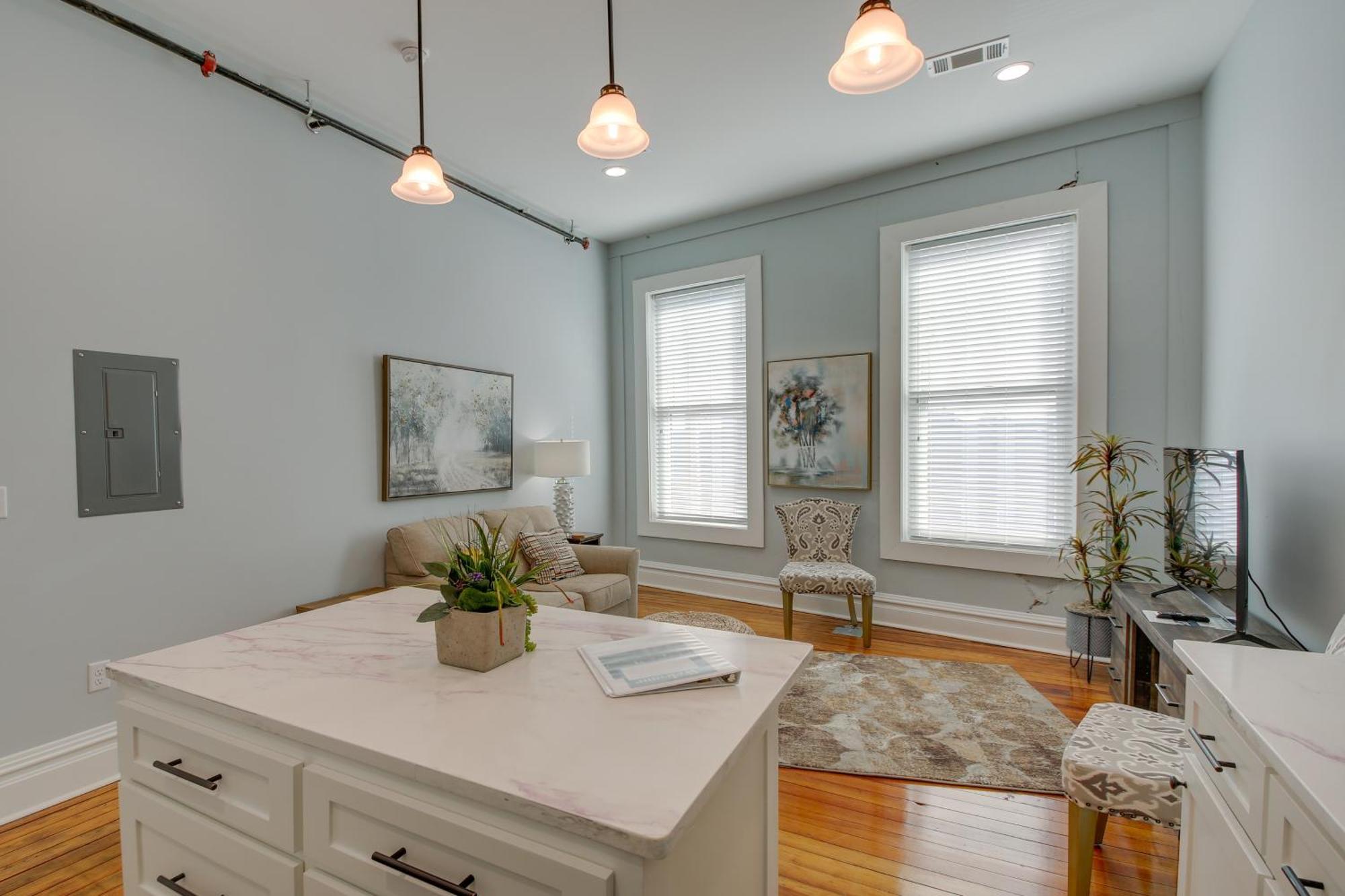 Apartment In Downtown Near Bathhouse Row!