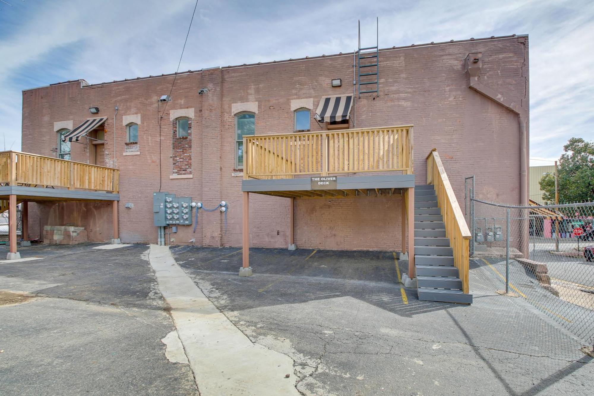 In Downtown Near Bathhouse Row! Apartment