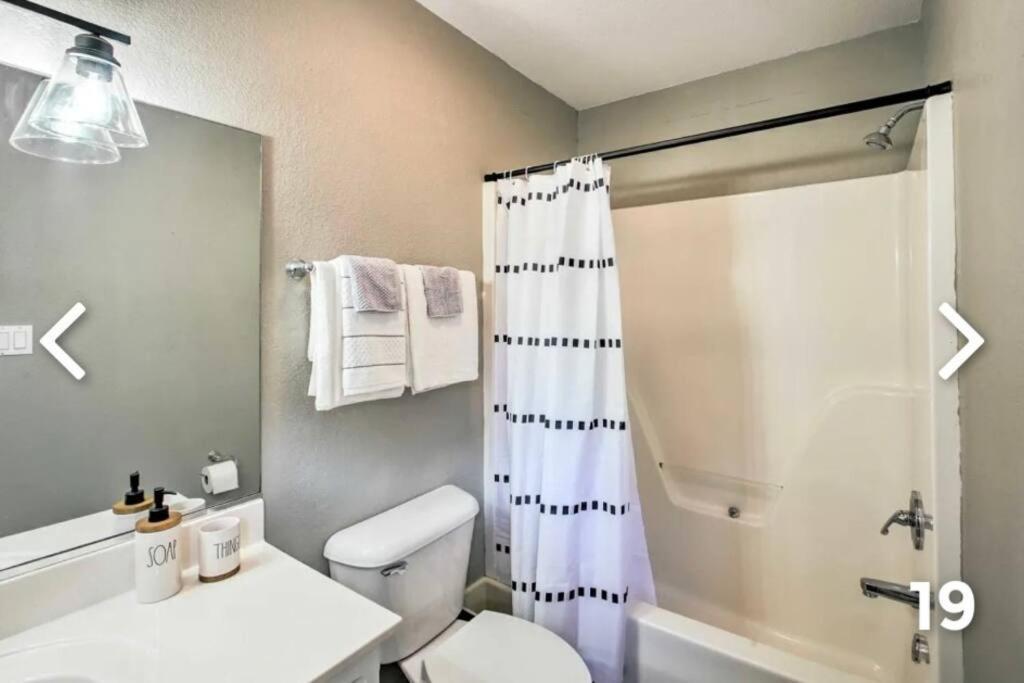 Lakepointe Town Close To Track And Lake Holiday home *