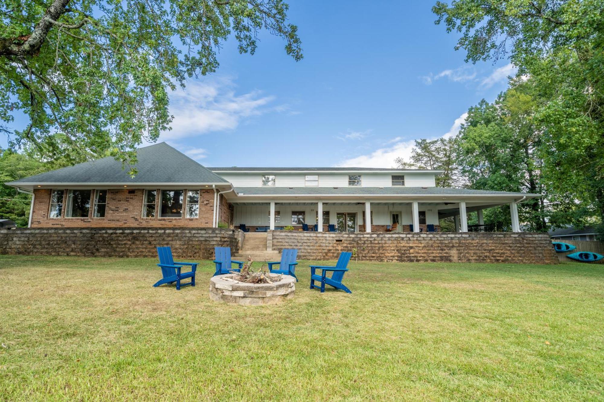 Holiday home Stunning Luxury Lakefront Lodge! 8 Brs! Sleeps 32!