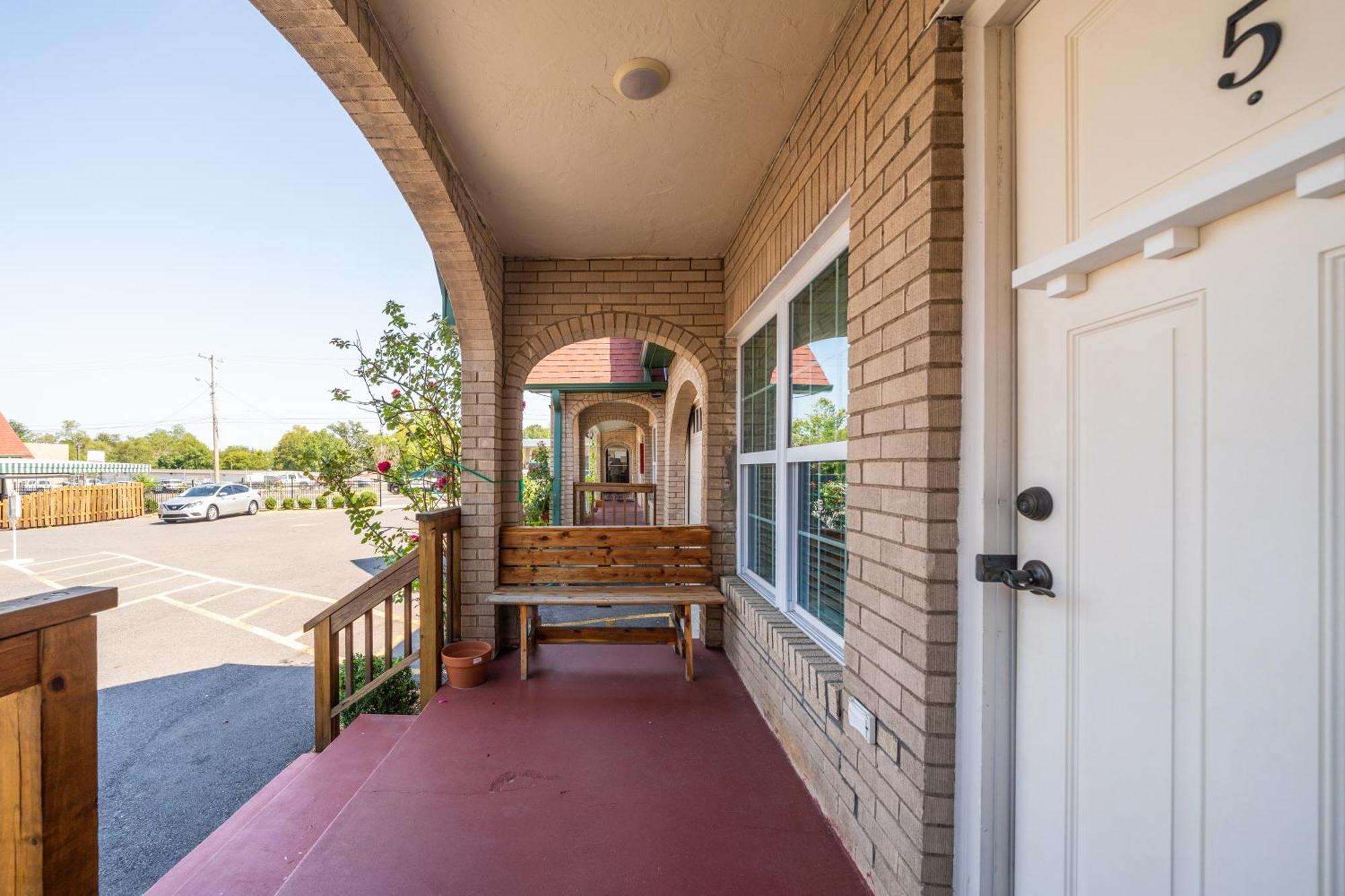 Inn Court Hot Springs
