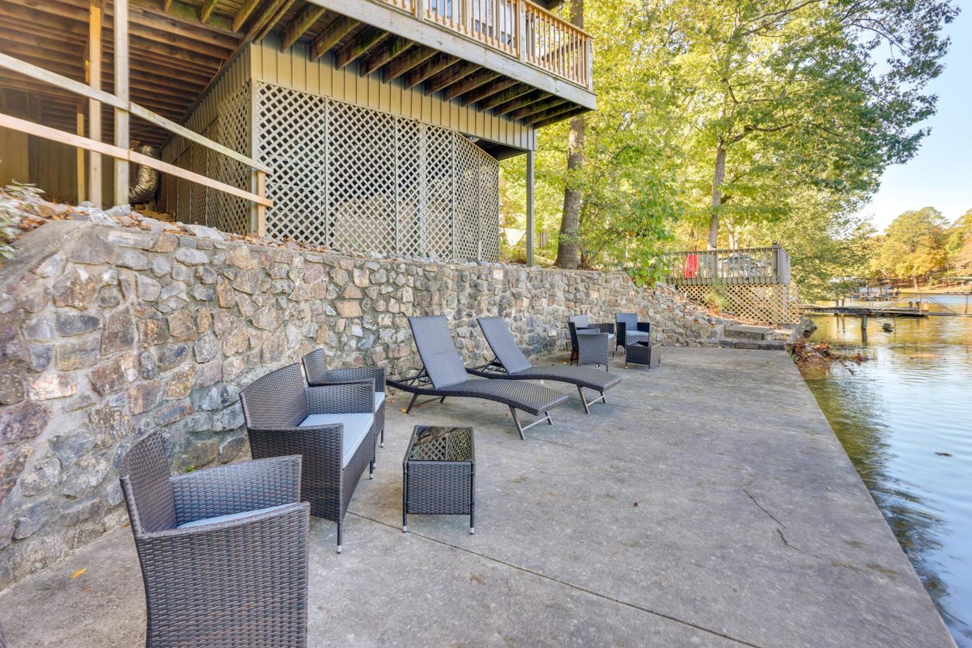 Holiday home Lakefront Vacation With Dock