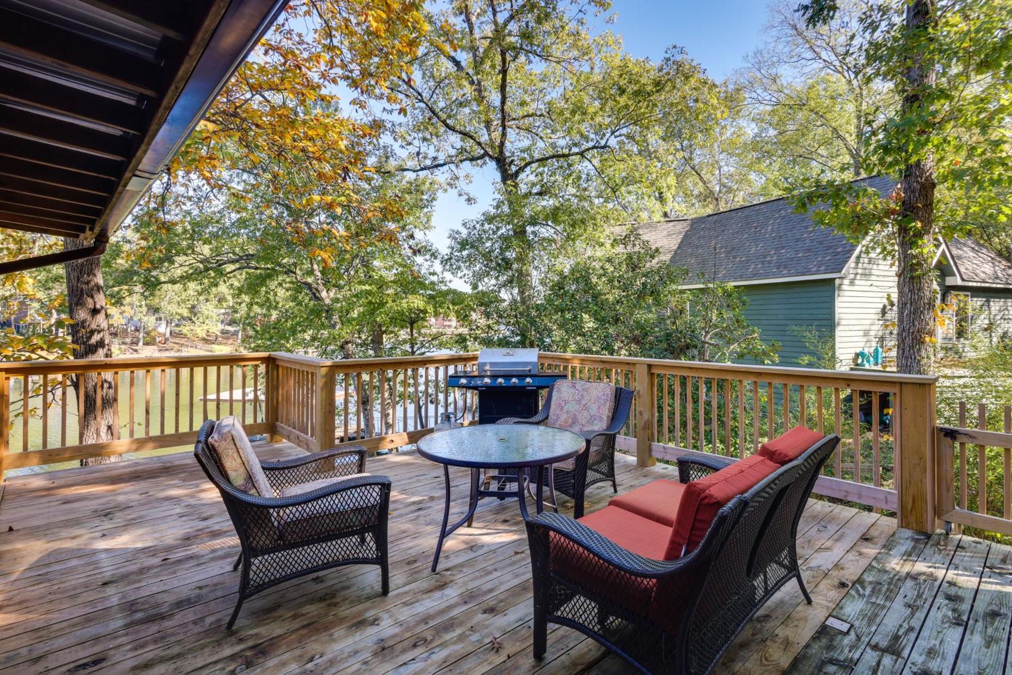 Lakefront Vacation With Dock Holiday home