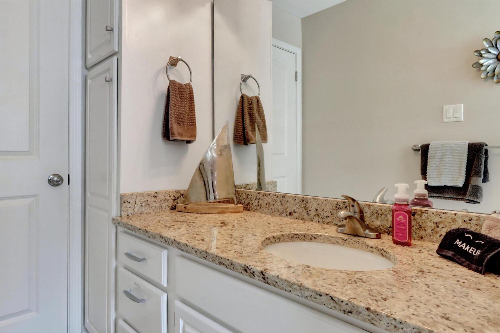 Apartment Lakefront With Pool Access!
