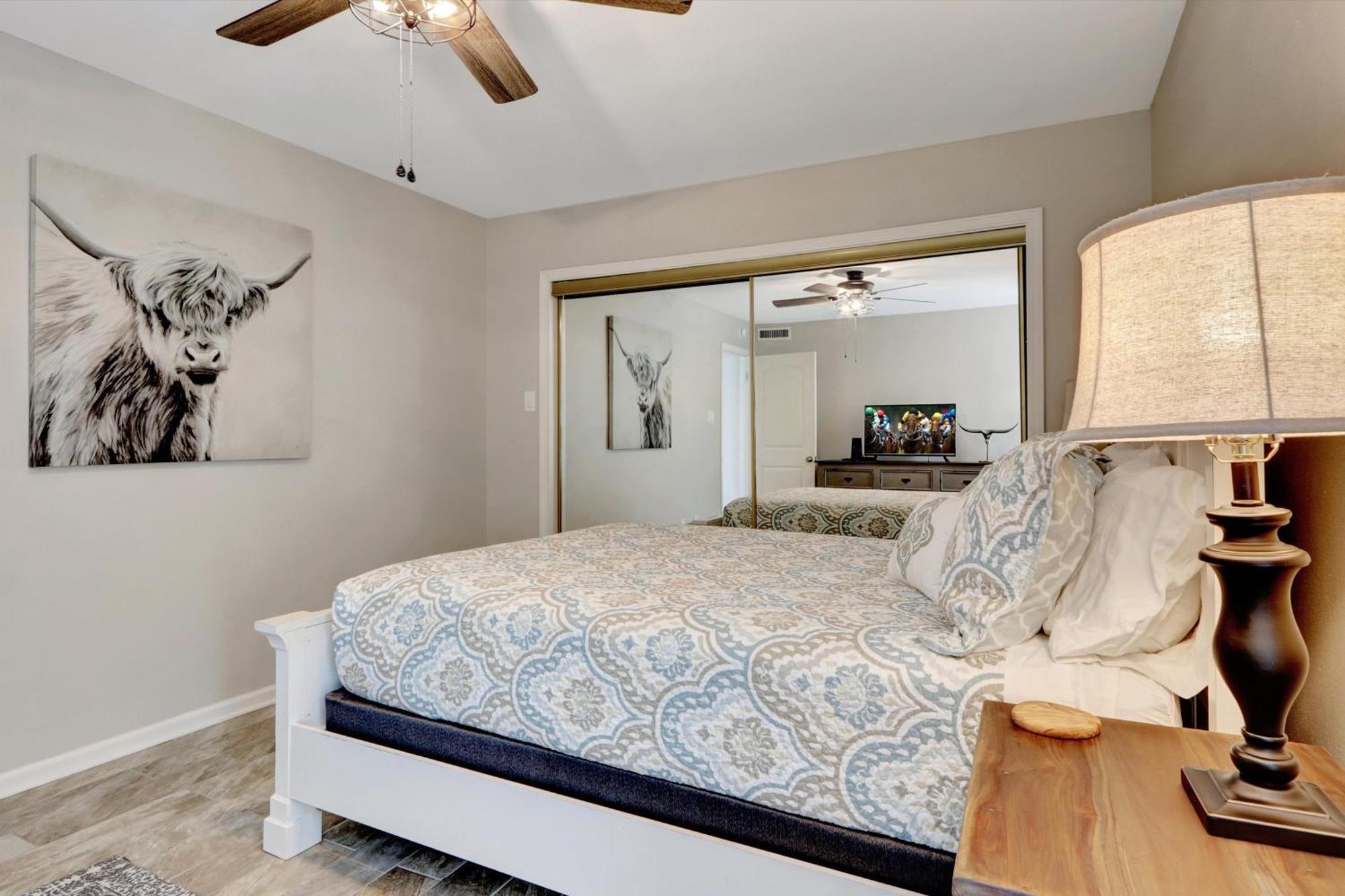 Lakefront With Pool Access! Apartment