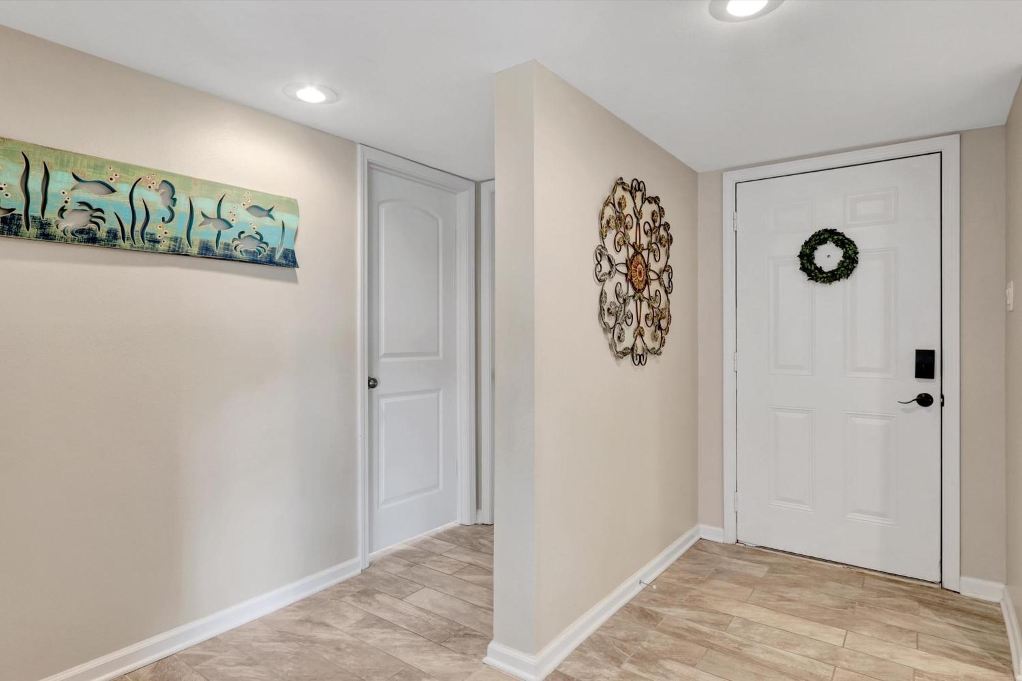Lakefront With Pool Access! Apartment *