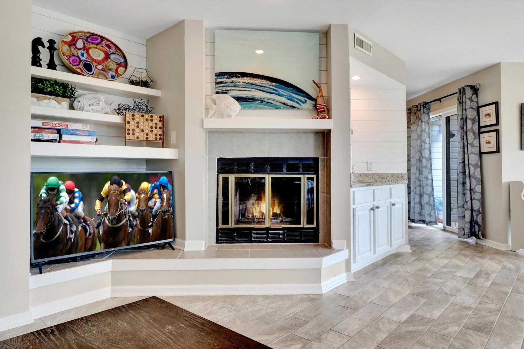 Lakefront With Pool Access! Apartment