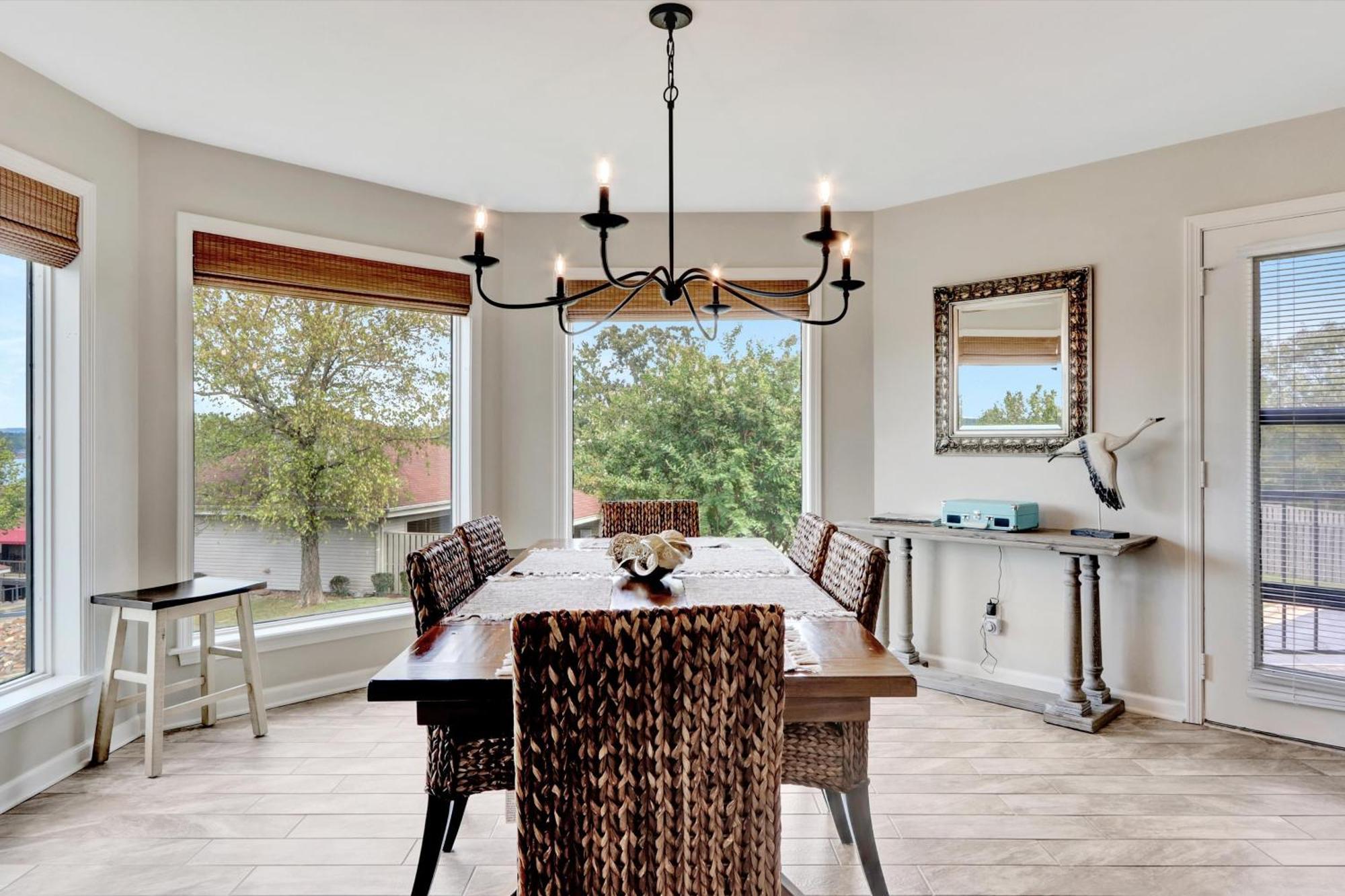 Lakefront With Pool Access! Apartment *