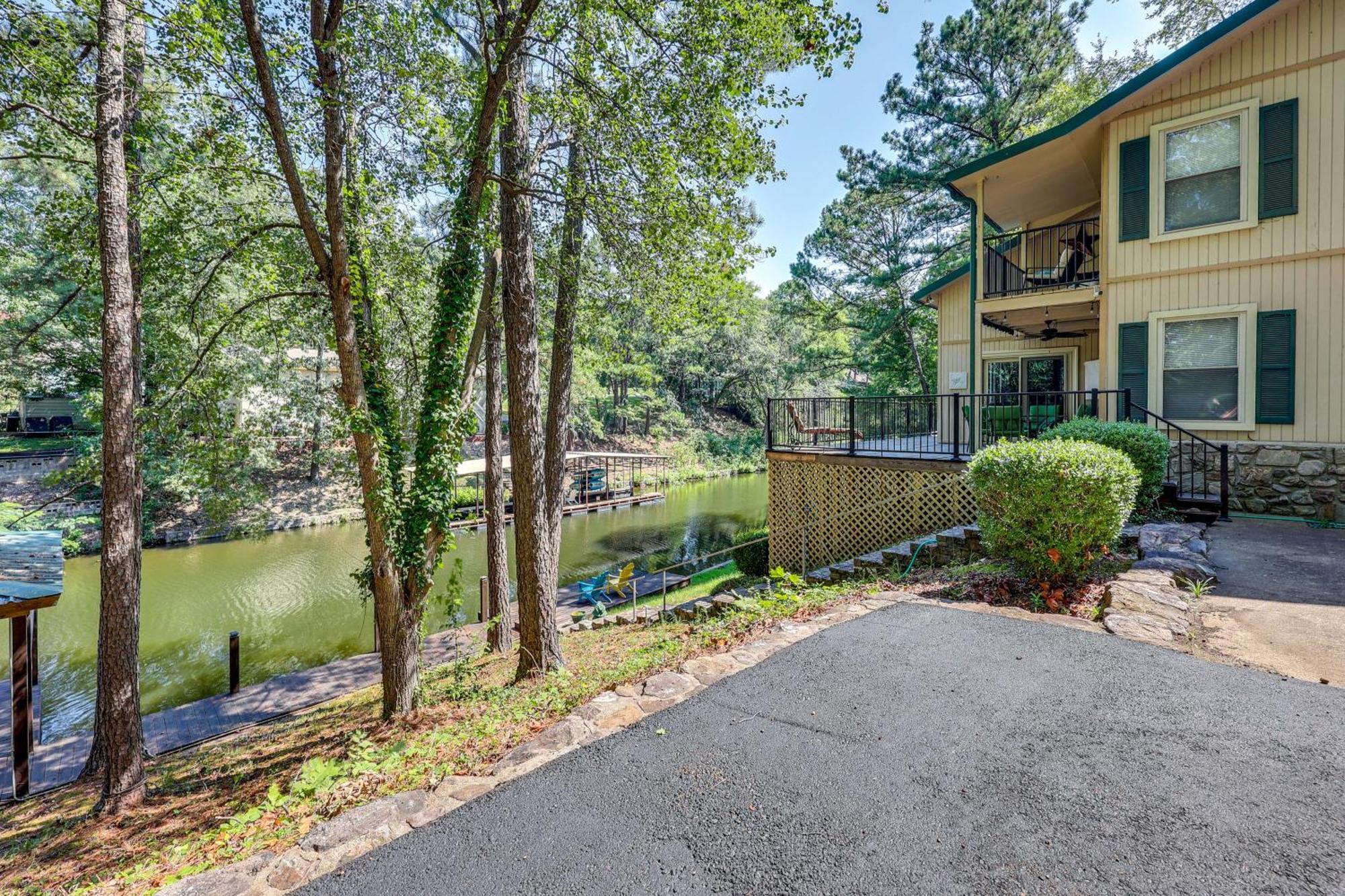 Holiday home Serene Hamilton Hideaway With Private Dock