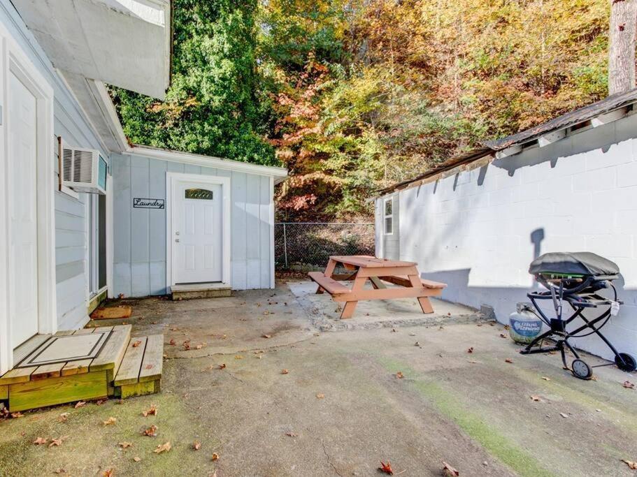 Mountain Bungalow-walk To Downtown/biker's Dream! Holiday home