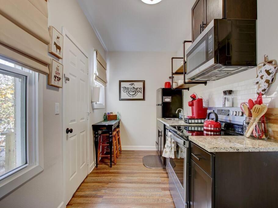 Mountain Bungalow-walk To Downtown/biker's Dream!
