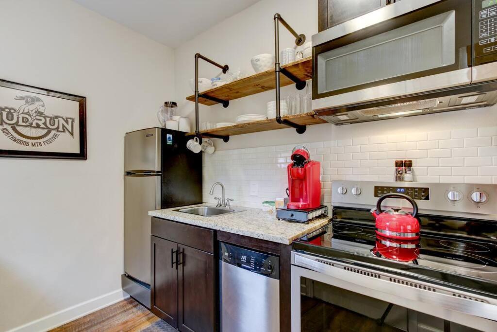 Mountain Bungalow-walk To Downtown/biker's Dream! Holiday home