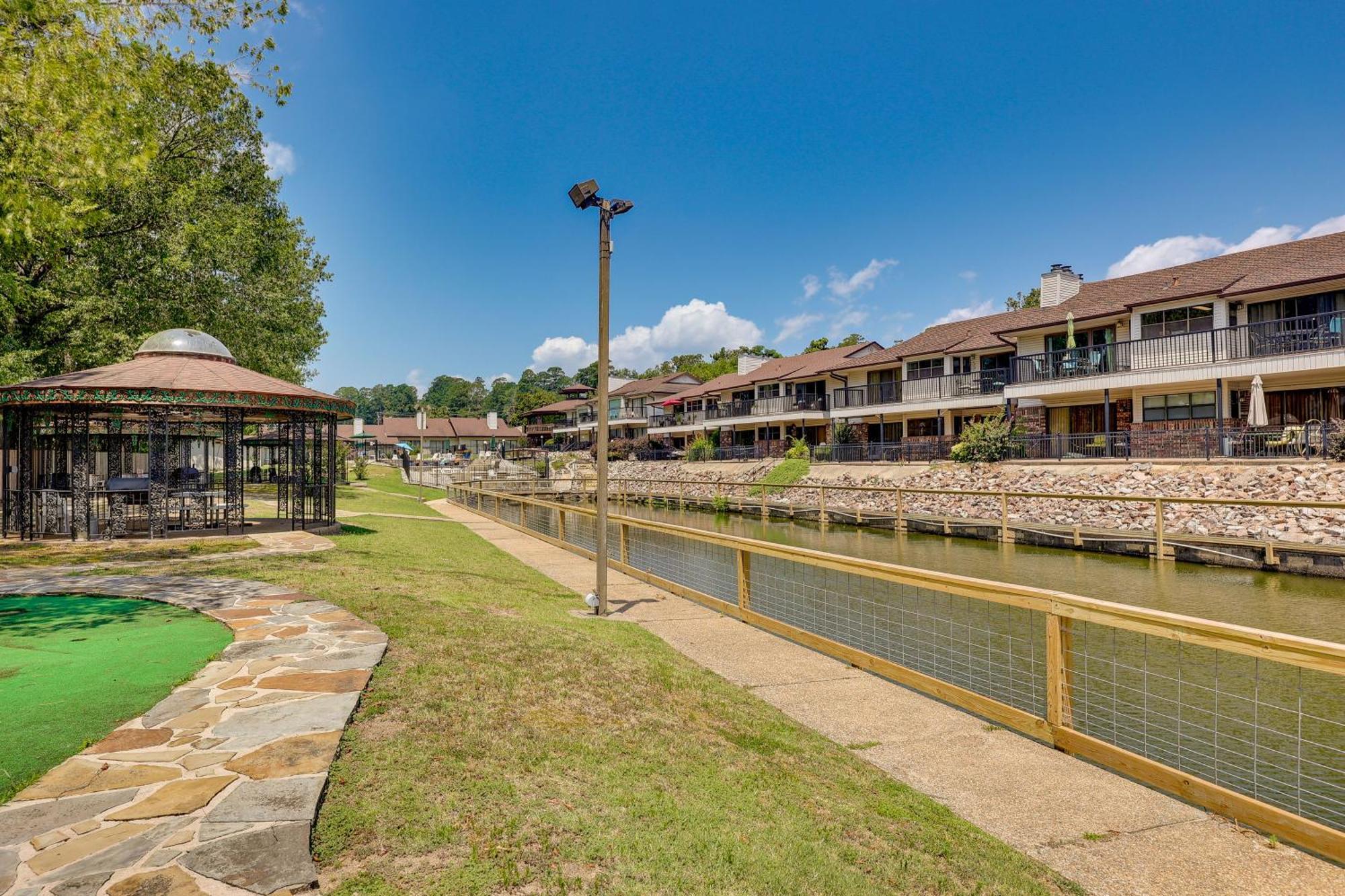 About 7 Mi To Bathhouse Row! Apartment *