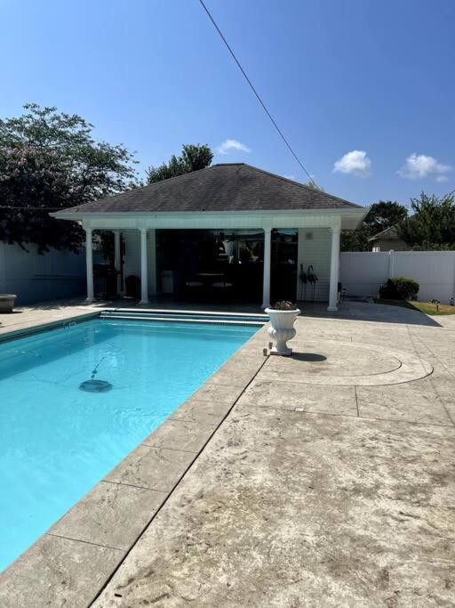 Spectacular Backyard Oasis Awaiting Holiday home *