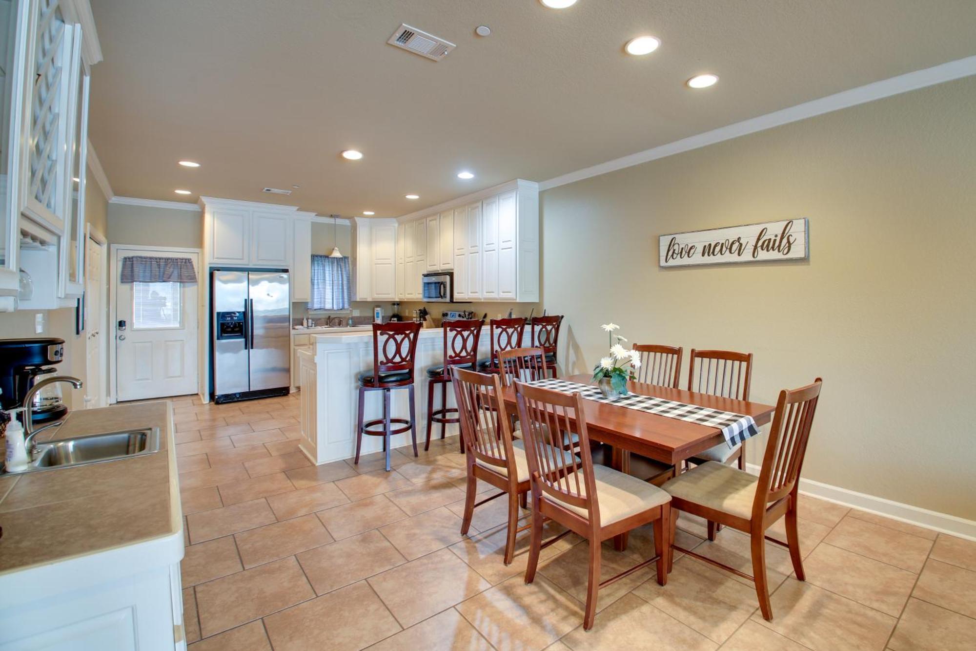 Apartment On Hamilton With Pool Access *