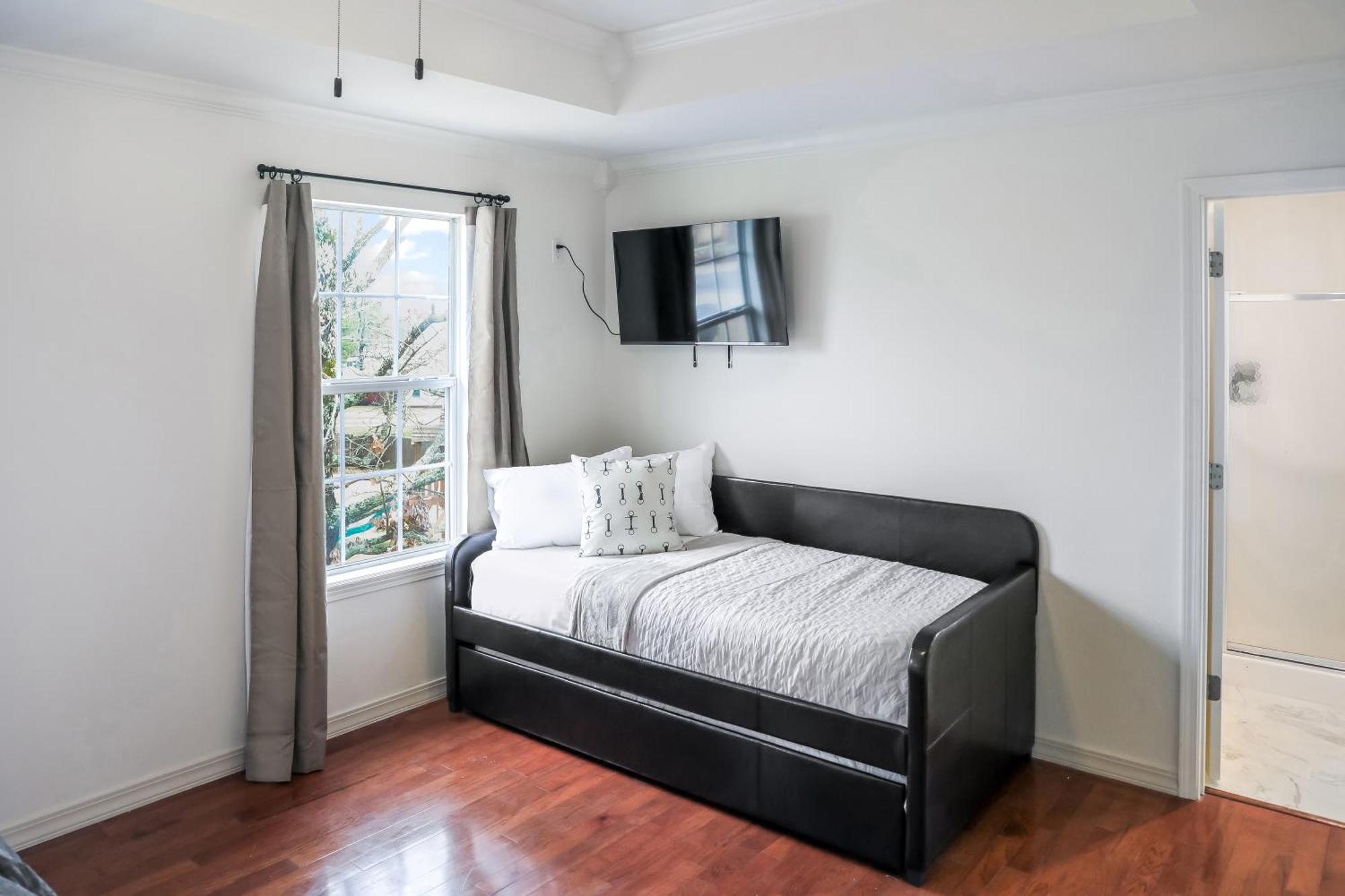 Hamilton Carriage House 5br; 3.5ba Sleeps 17! Holiday home Hot Springs