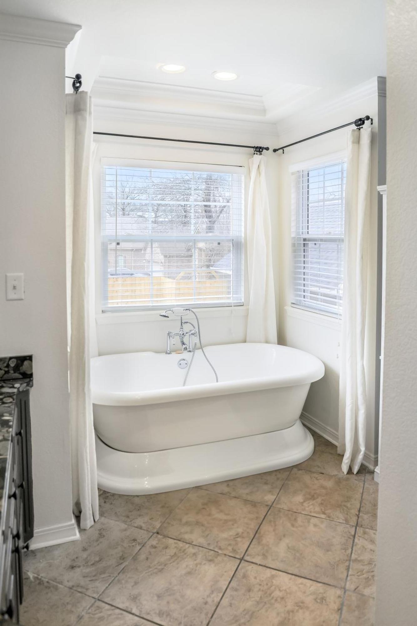 Hamilton Carriage House 5br; 3.5ba Sleeps 17! *