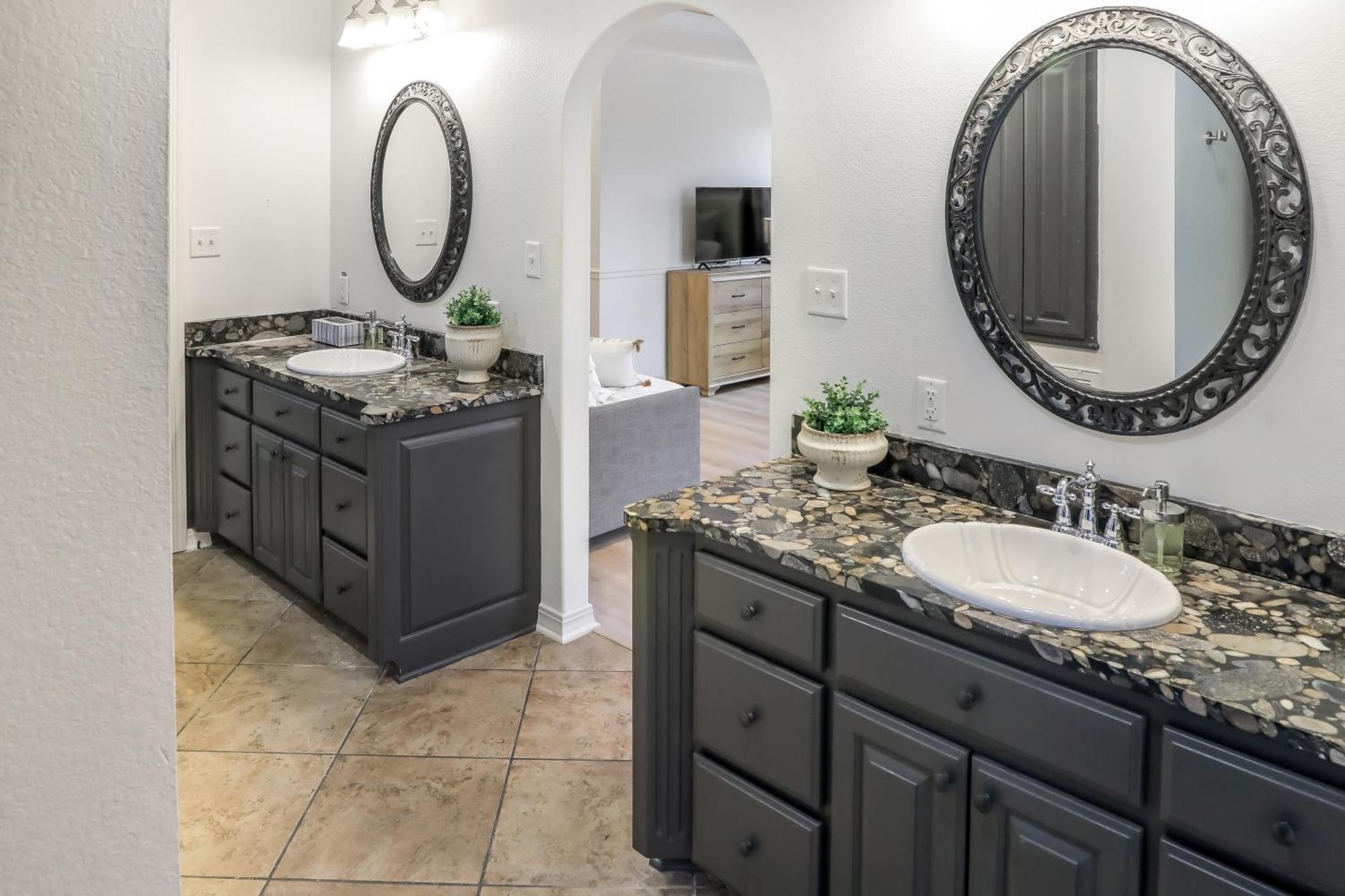 Hamilton Carriage House 5br; 3.5ba Sleeps 17!