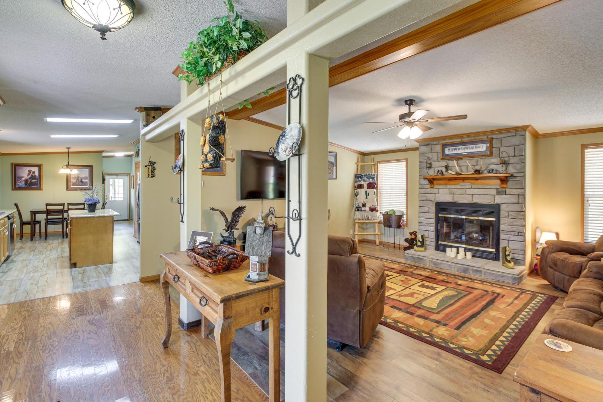 Lakefront Arkansas With Dock And Sunroom *