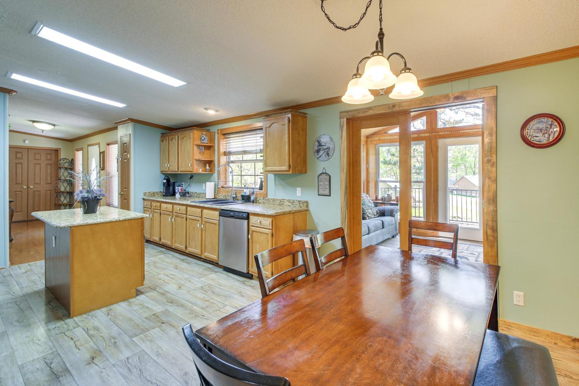 Lakefront Arkansas With Dock And Sunroom Holiday home *