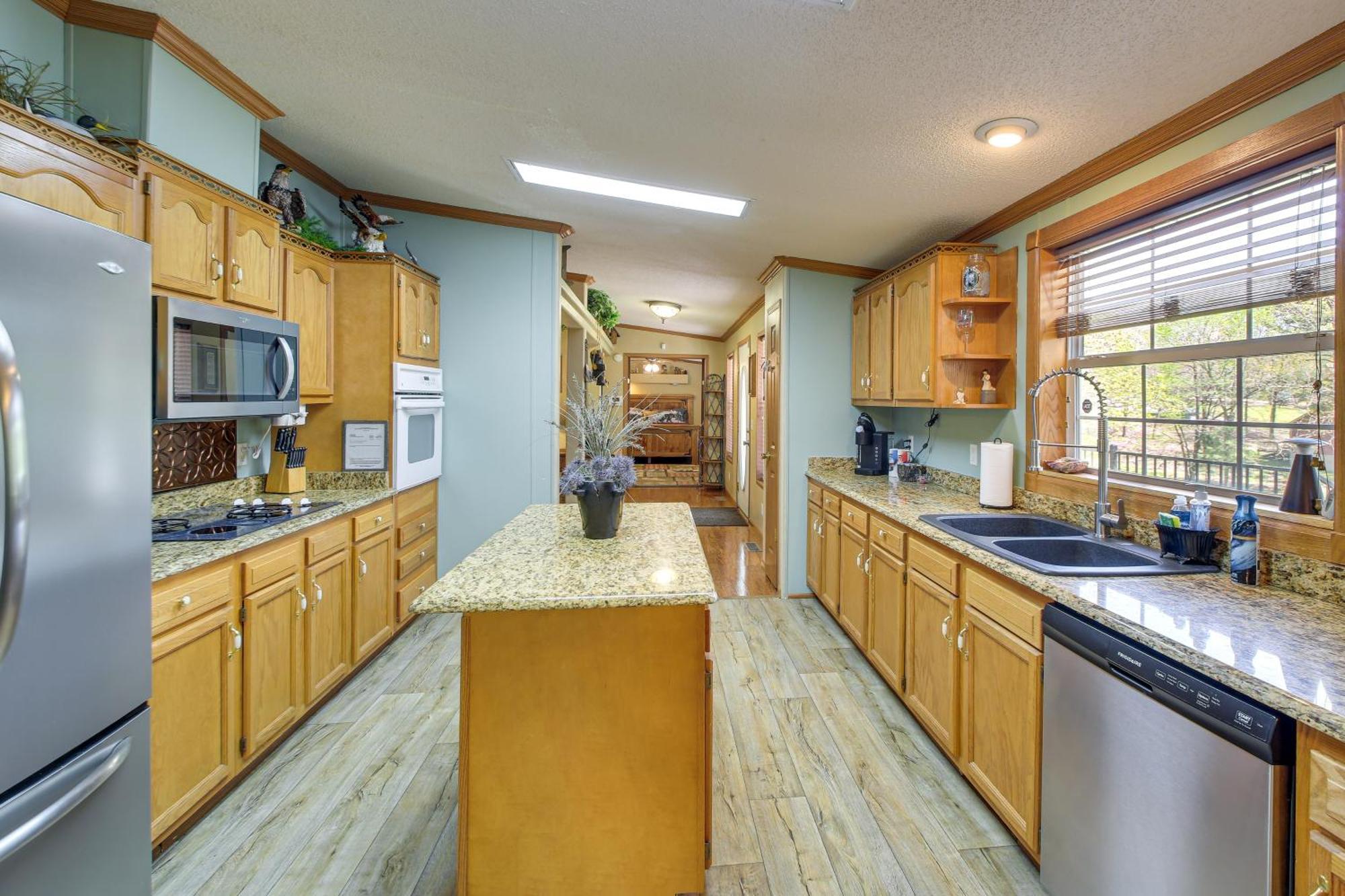 Lakefront Arkansas With Dock And Sunroom *