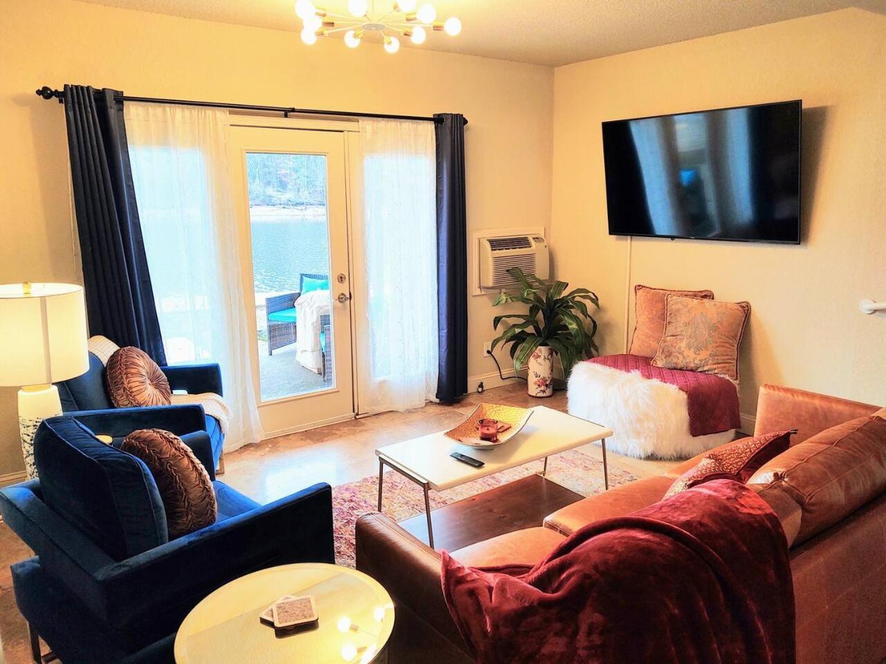Lakefront Oasis Apartment *