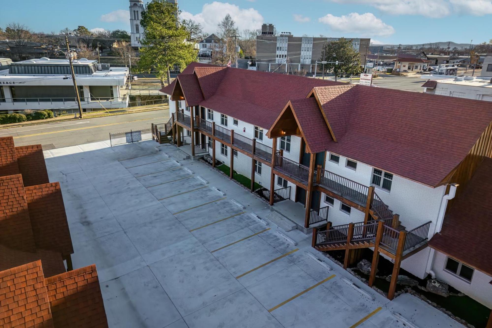 Inn Court Hot Springs