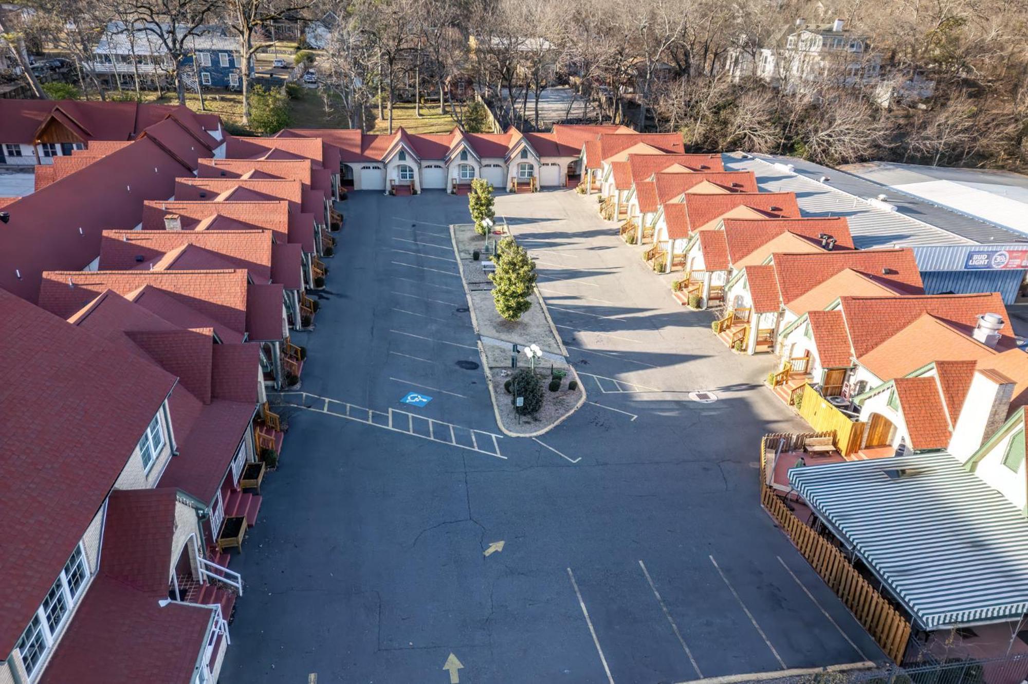 Inn Court Hot Springs