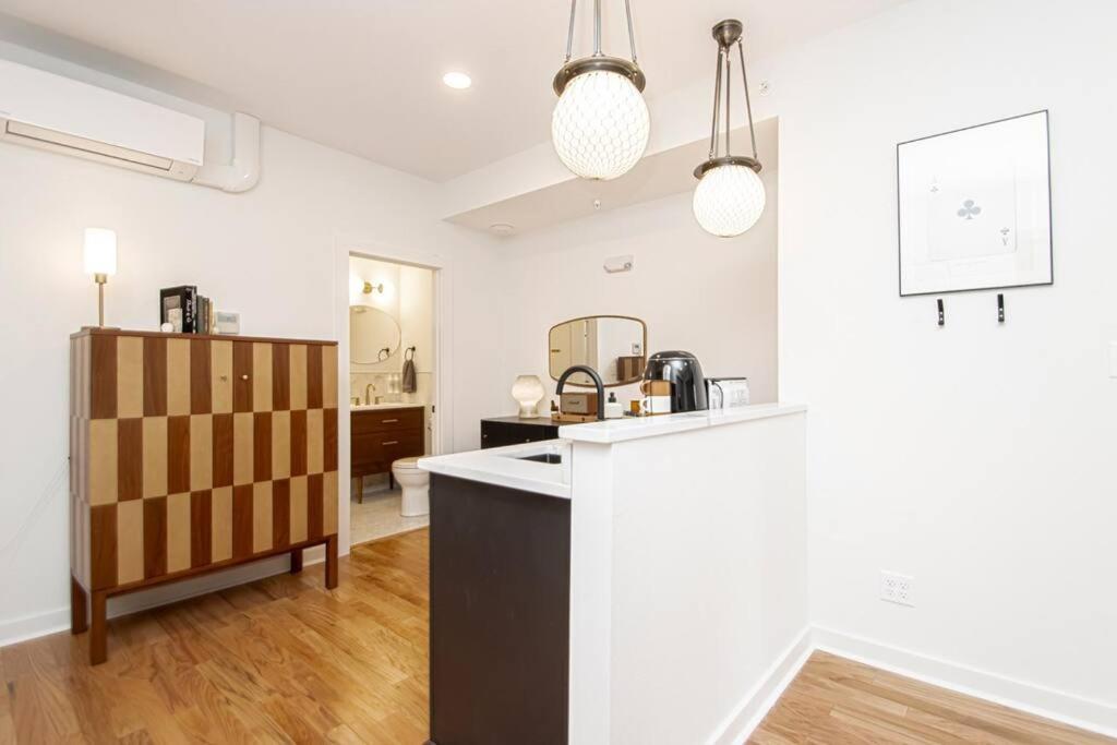 Apartment Steps To Bathhouses, Historic Studio, King Bed, # 101 *