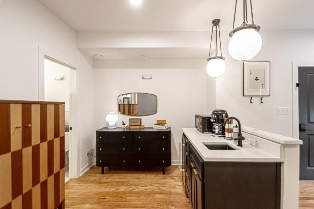 Apartment Steps To Bathhouses, Historic Studio, King Bed, # 101 *