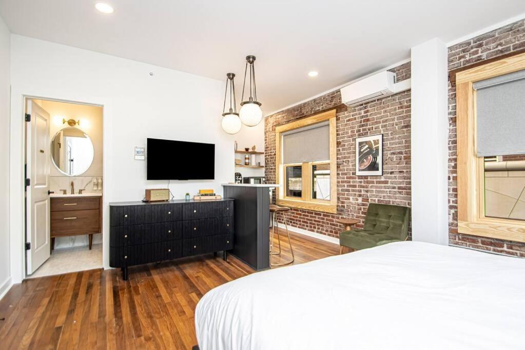 King Bed Stylish In Heart Of Downtown # 200 Apartment *