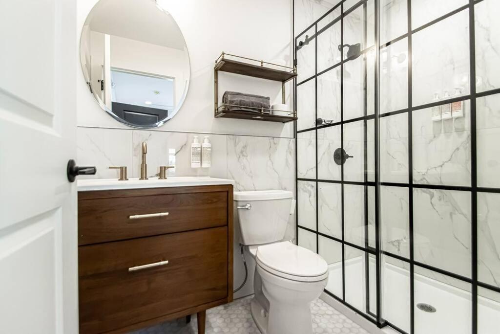 King Bed Stylish In Heart Of Downtown # 200 Apartment *