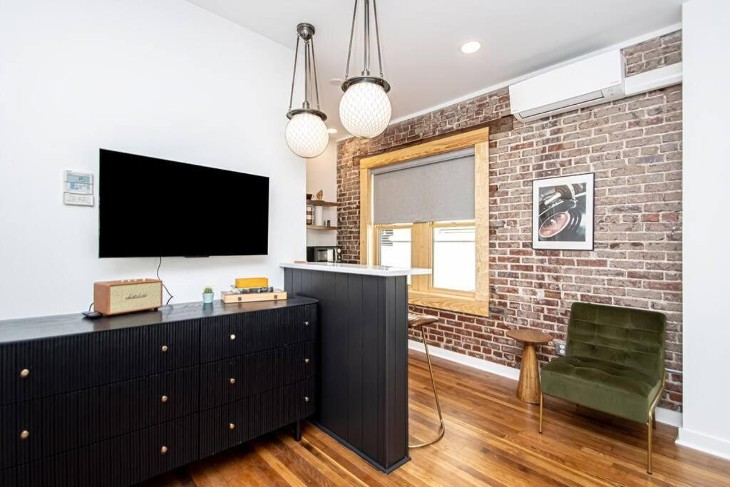 King Bed Stylish In Heart Of Downtown # 200 Apartment Hot Springs