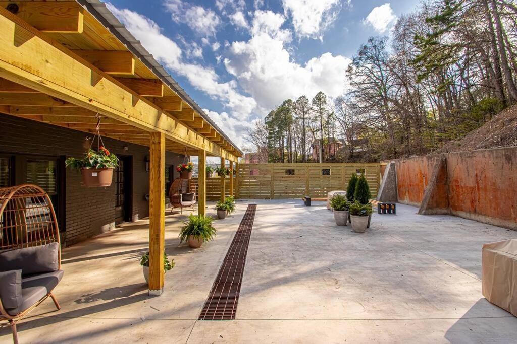 King Bed Stylish In Heart Of Downtown # 200 Hot Springs