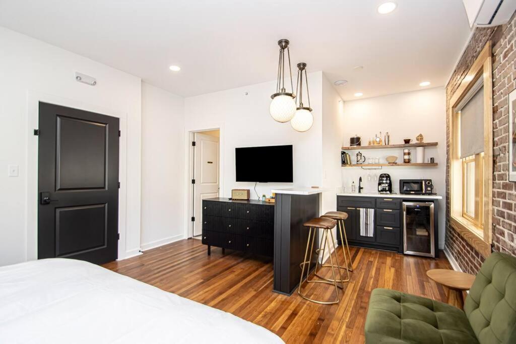 King Bed Stylish In Heart Of Downtown # 200 Apartment