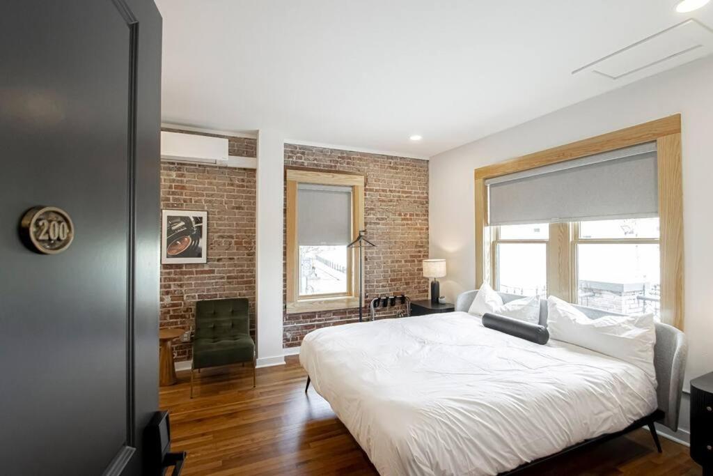 King Bed Stylish In Heart Of Downtown # 200 *