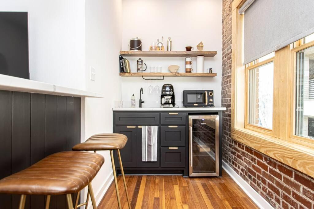 King Bed Stylish In Heart Of Downtown # 200 * Hot Springs