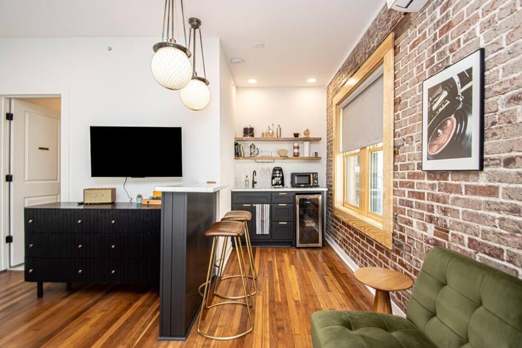 King Bed Stylish In Heart Of Downtown # 200 Apartment