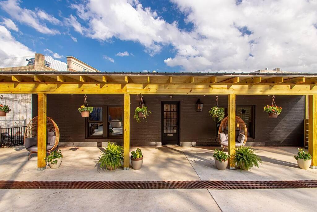 King Bed Stylish In Heart Of Downtown # 200 Apartment Hot Springs