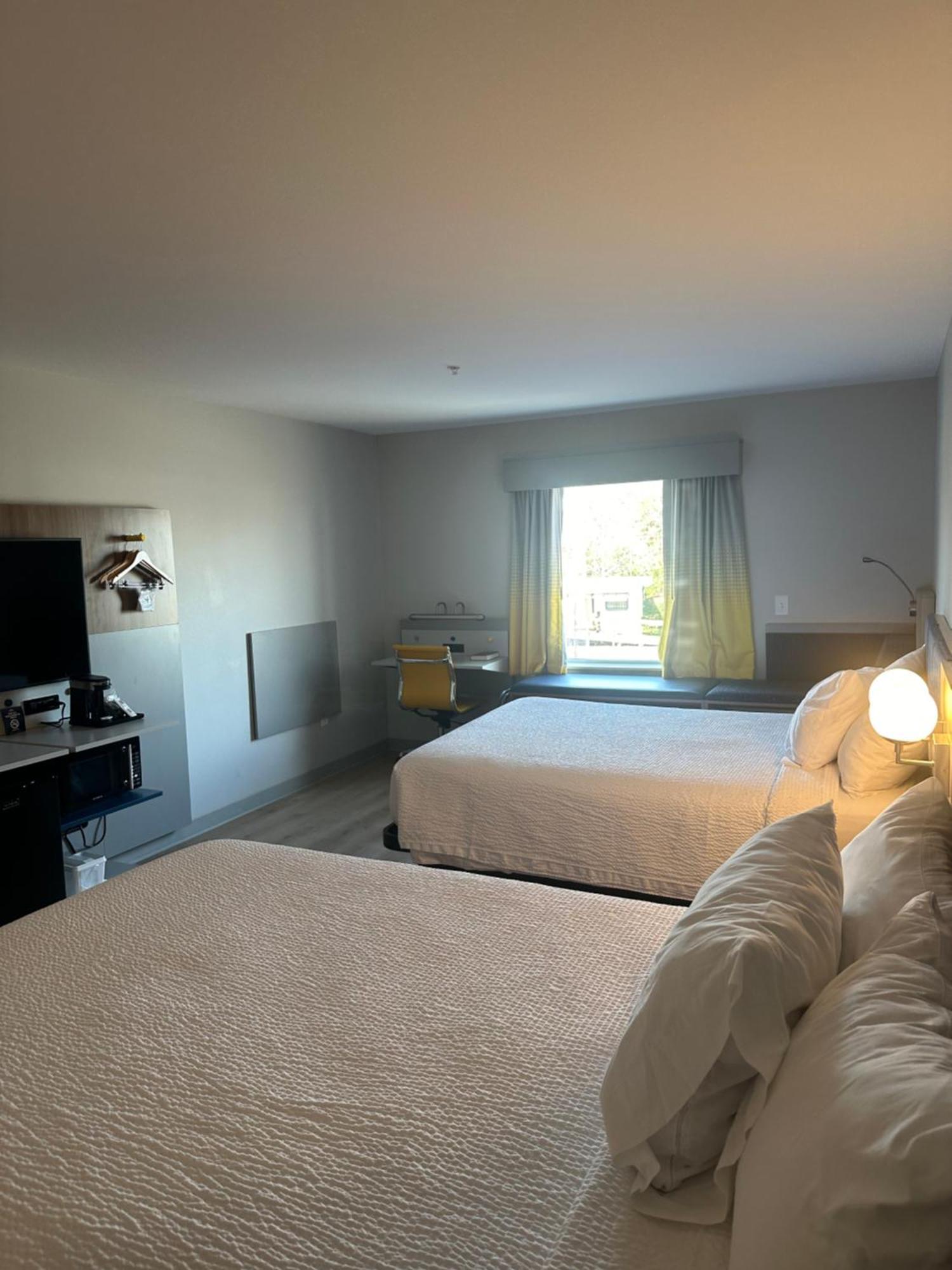 Hotel Microtel & By Wyndham Hot Springs