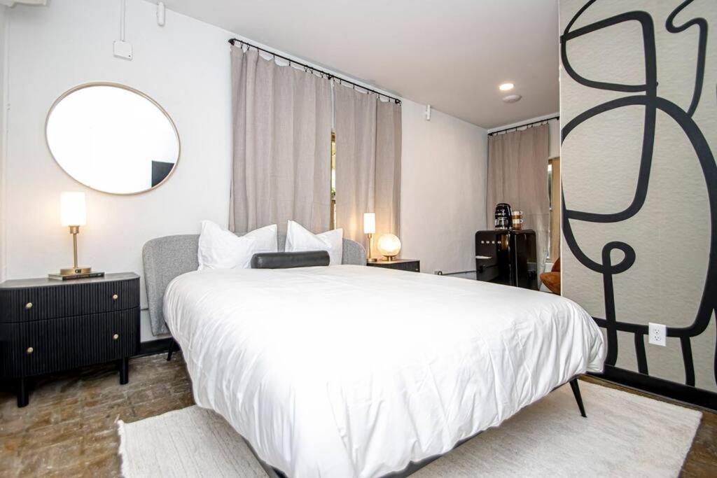 Apartment Walk To Bathhouses, Restaurants, Heart Of Downtown, # 303 *