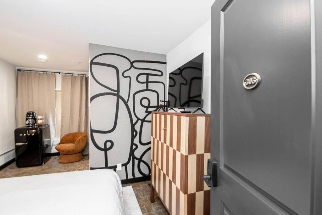 Walk To Bathhouses, Restaurants, Heart Of Downtown, # 303 Hot Springs