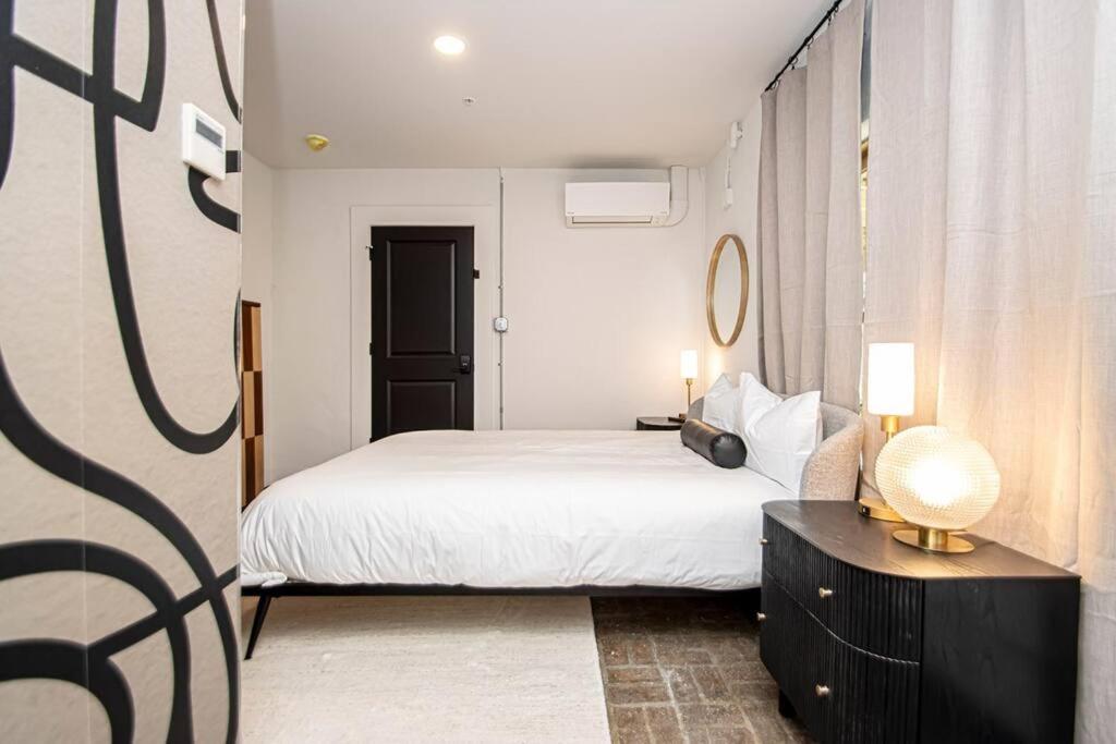 Walk To Bathhouses, Restaurants, Heart Of Downtown, # 303 * Hot Springs
