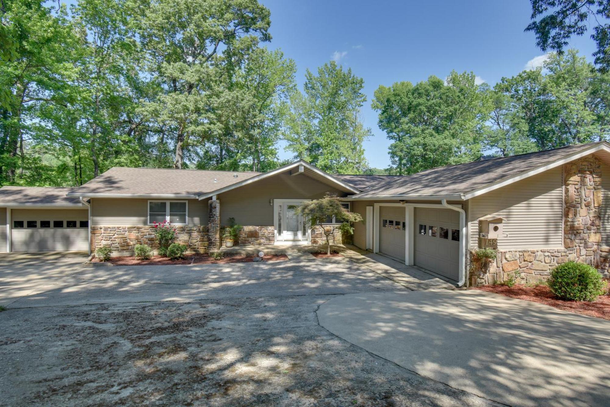 Lakefront Retreat With Deck, Dock And Amenities Holiday home *