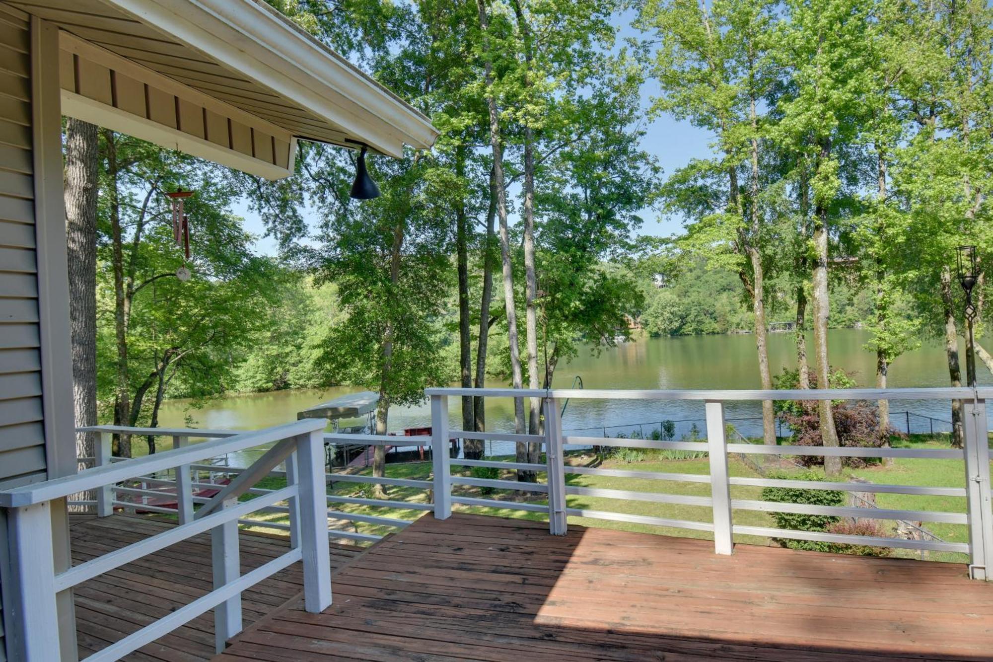 Lakefront Retreat With Deck, Dock And Amenities Hot Springs